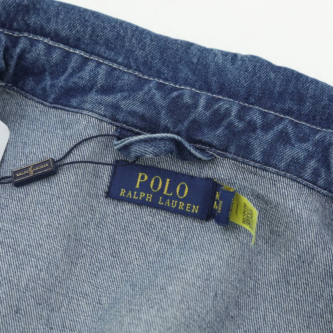 P350 #R17 Ralph Lauren unisex denim jacket with zipper and small label. The classic jacket style, neat lines outline a generous outline, and the short and slim design can quietly lengthen the leg lines visually, instantly achieving the stunning effect of making you taller and slimmer, helping you easily create enviable long legs. The practical pockets on both sides of the front body can not only store mobile phones and keys easily, but also cleverly add a bit of casualness to the overall shape, perfectly blending fashion and practicality. Moreover, the fabric has been specially treated to be soft and wear-resistant, and the comfort level is straight forward. In terms of matching, you can wear it as you like. Pair it with a simple white T-shirt, straight jeans and sneakers on the lower body. It is easy to control the looseness when going out on the street every day. If you wear it with leather boots and a floral skirt, you can create a romantic feeling of western style. I really love it, so it’s not a waste to buy it! Color: Washed Blue Size: S-XL S: Bust 118 Length 70 Sleeve Length 68 Shoulder Width 50 M: Bust 122 Length 72 Sleeve Length 69 Shoulder Width 51 L: Bust 126 Length 74 Sleeve Length 70 Shoulder Width 52 XL: Bust 130 Length 76 Sleeve Length 71 Shoulder Width 53